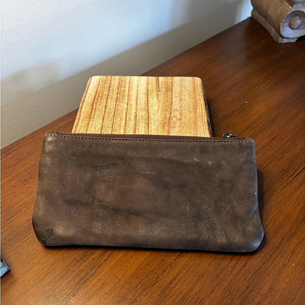 Vintage Gap Brown Leather Wallet Clutch bag! EUC! Smoke free Home - Picture 4 of 7